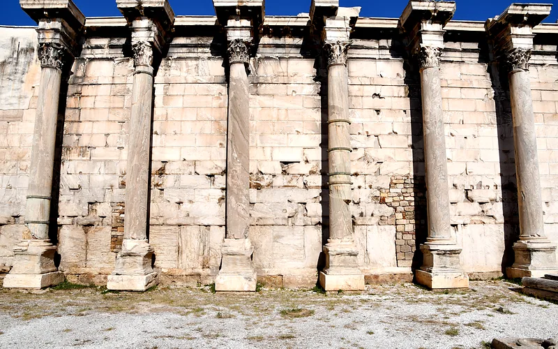 Bibliotheek van Hadrianus in Athene: de zuilenmuur aan Monastiraki