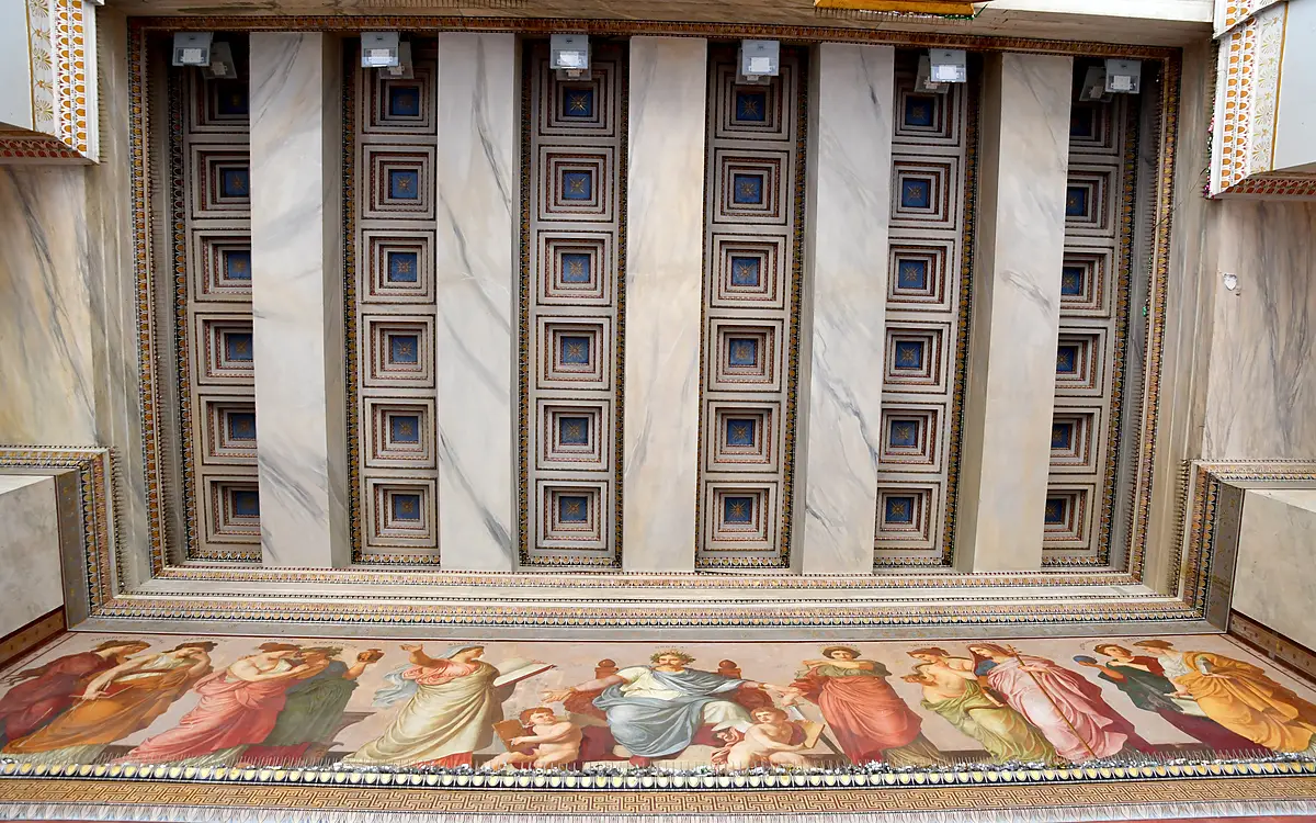 Het beschilderde plafond en de fries met figuren onder de zuilengalerij van de Universiteit van Athene