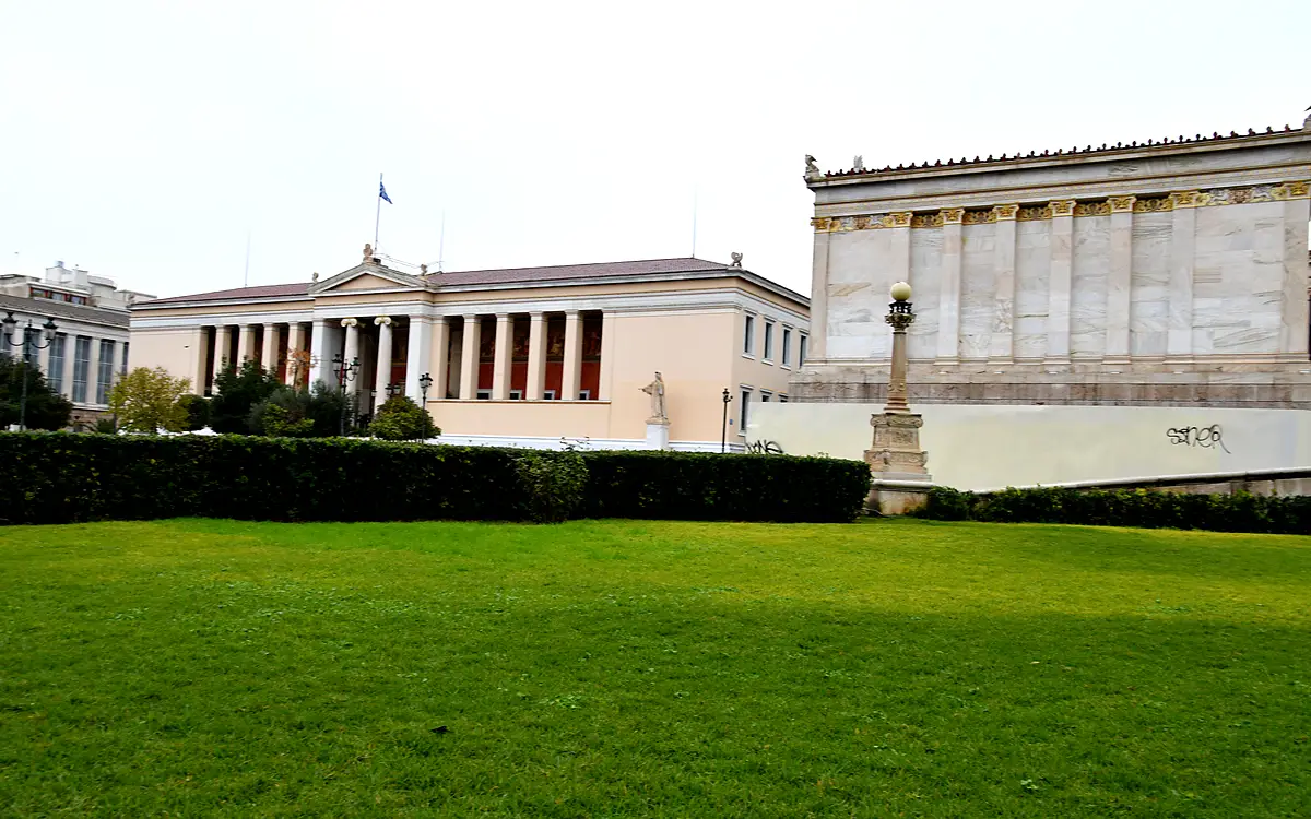 Het witmarmeren gebouw van de Nationale Bibliotheek aan de Panepistimiou, met een grasveld ervoor